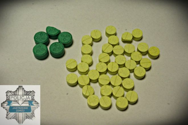 20-latka w bieliźnie ukryła 42 tabletki ekstazy. Przekazał je 27-letni diler z Żor, KMP Jastrzębie-Zdrój